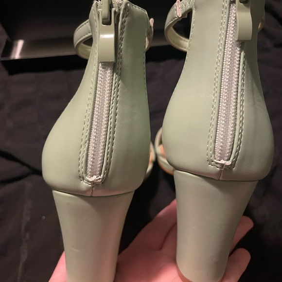 BRAND NEW mint heels - Picture 2 of 4